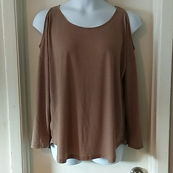 Tops - $5 bundle🎉Tan cold shoulder top